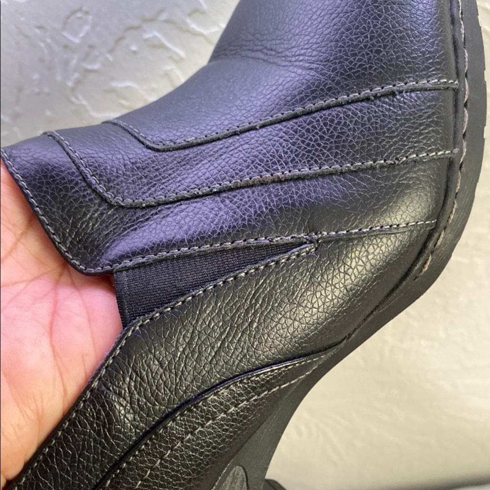 Classic Black Leather Flats Timeless Slip-On Design - Picture 8 of 11